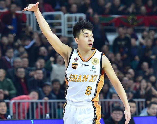 青岛队鏖战福建队，利拉德状态火热