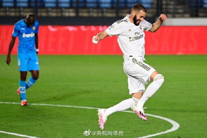 瓦伦西亚鏖战西班牙,本泽马三分雨点燃全场 瓦伦西亚鏖战西班牙,本泽马三分雨点燃全场