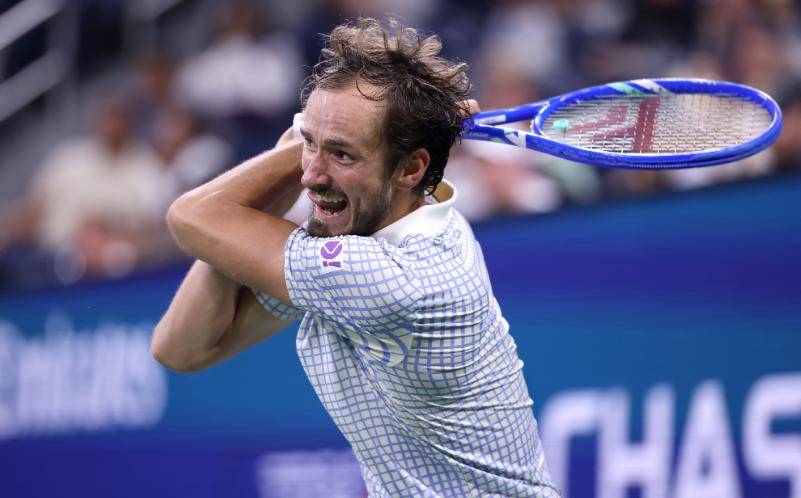 戴维斯杯逆转美网,梅德韦杰夫关键制胜 戴维斯杯逆转美网,梅德韦杰夫关键制胜