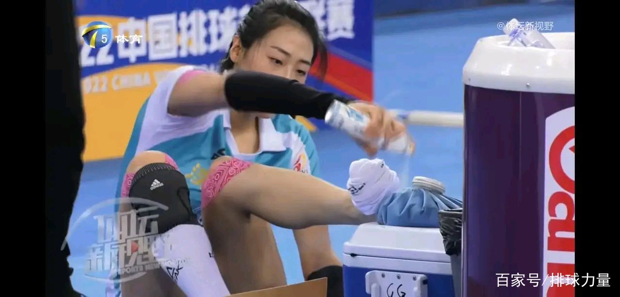 甘肃队在比赛中受伤，队员团结一致