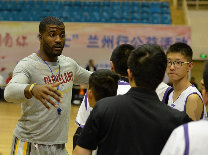 甘肃队在比赛中受伤，队员团结一致