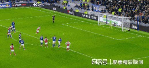 竞技队主场不敌埃弗顿，遭遇关键失利，冠军形势有所颠簸